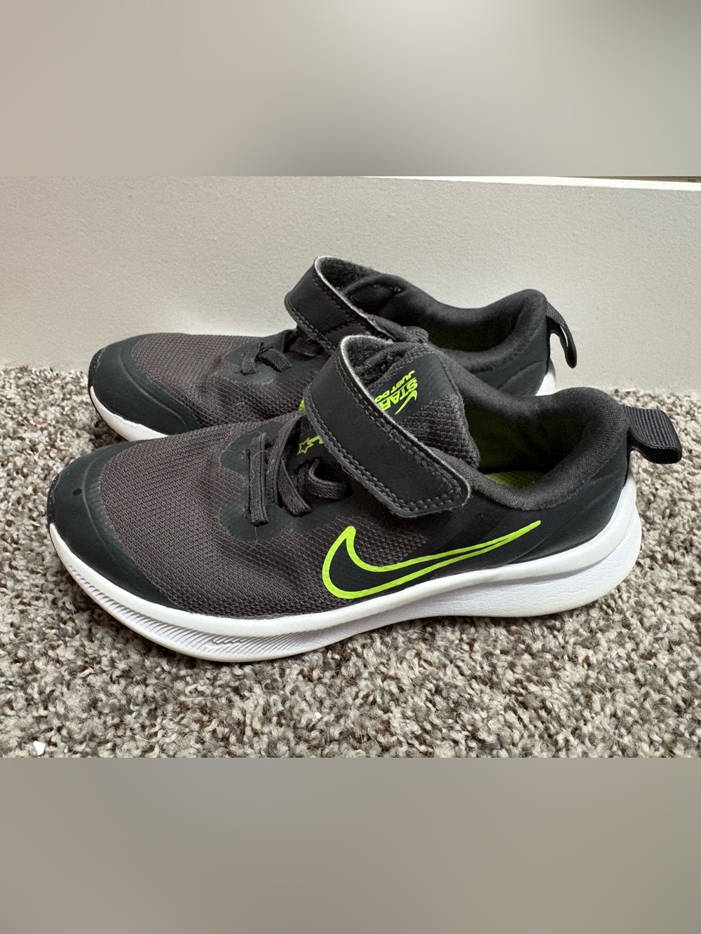 Nike Star Runner 3 Kids No Tie Sneakers Gray and Neon Green US 11.5C